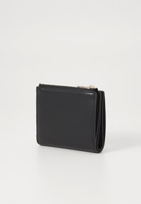 Portafoglio in pelle nera con un design compatto, dotato di chiusura a zip e numerosi scomparti per carte, texture liscia e dettagli di cucitura ordinati.