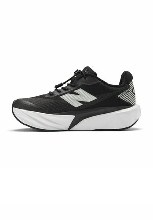 Schwarz-weißer New Balance Laufschuh mit dicker Sohle, reflektierendem Logo und Zuglasche, seitlich betrachtet.