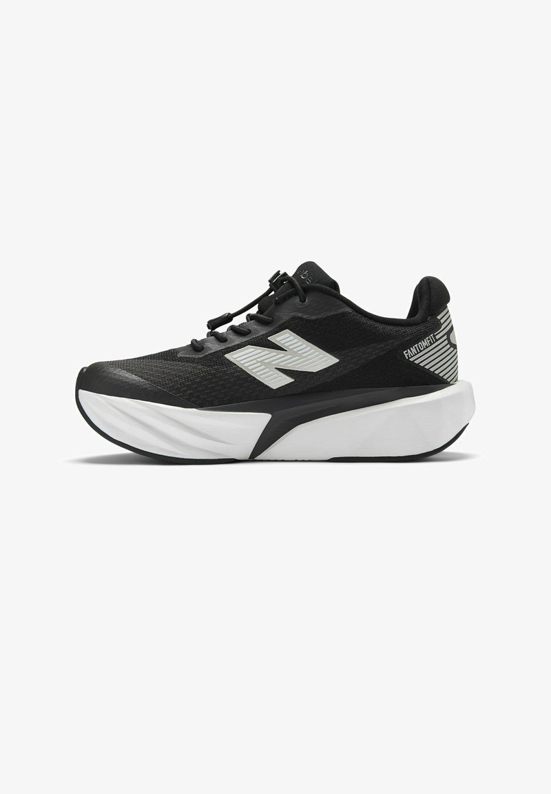 Chaussure de course New Balance noire et blanche à semelle épaisse, logo réfléchissant et languette de traction, vue de profil.