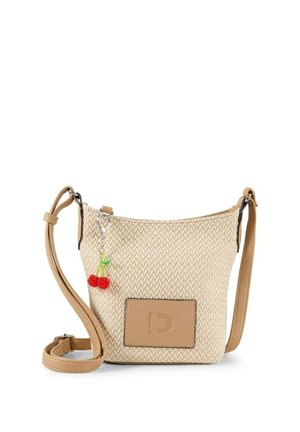 Sac bandoulière beige tissé avec sangle réglable, patch en cuir rectangulaire et porte-clés cerise rouge attaché près de la fermeture éclair.