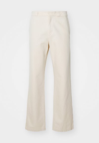 Pantaloni din bumbac bej cu un design drept, având un fermoar frontal și închidere cu nasture, textură netedă și stil minimalist.