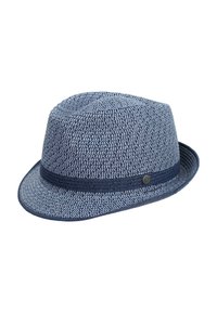 Plava pletena fedora kapa s uskim rubom, teksturiranim uzorkom i tamnoplavim pojasom oko osnove s metalnim detaljem.
