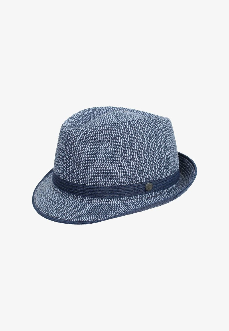 Niebieski, pleciony kapelusz fedora z wąskim rondem, teksturowanym wzorem i ciemnoniebieską wstążką na podstawie z metalowym akcentem.