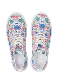 Baskets tissées colorées arborant un motif floral avec des fils multicolores, semelle en caoutchouc blanc et design traditionnel à lacets.