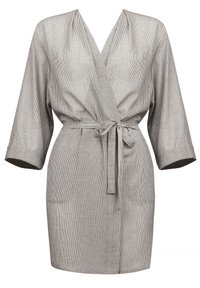 Szara, paskowana sukienka o kroju kopertowym z rękawami o długości trzech czwarte, z paskiem w talii i dekoltem w kształcie litery V. Wykonana z lekkiego materiału o gładkiej fakturze.