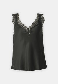 Schwarze satinierte Cami mit V-Ausschnitt, verziert mit aufwendiger schwarzer Spitzenborte entlang des Ausschnitts und der Schultern. Eine durchgehend glatte Textur.