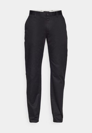 Fekete, slim fit nadrág, lapos elülső résszel, övakasokkal és egy gombos záródással. Simább szövet, minimális fényességgel.