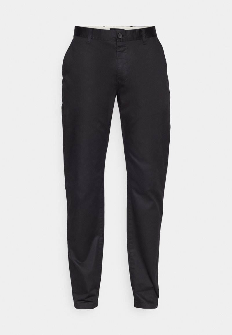 Schwarze Slim-Fit-Hosen mit flachem Frontschnitt, Gürtelschlaufen und einem einzelnen Knopfverschluss. Glatter Stoff mit minimalem Glanz.