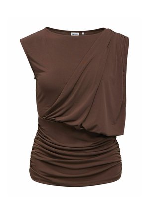 Mouwloze bruine top met asymmetrisch geplooid detail over de borst en gerimpelde stof bij de taille.