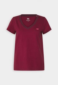 T-shirt à manches courtes pour femmes, col en V, couleur rouge foncé avec fines rayures horizontales et petit logo Levi's sur le côté gauche de la poitrine.