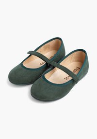 Bailarinas de ante verde con punta redondeada, con un ribete verde oscuro contrastante y una sola correa ajustable en el empeine. Plantilla beige visible.