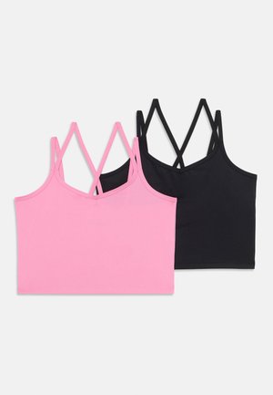 Zwei bauchfreie Tops in Pink und Schwarz, beide aus glattem Stoff gefertigt. Das Design zeichnet sich durch dünne, überkreuzte Träger auf dem Rücken und einen V-Ausschnitt aus.