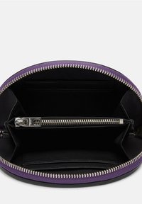 Runder Reißverschluss-Brieftasche mit lila Stoffbesatz und silberner Hardware. Das Innere besteht aus schwarzem Stoff mit mehreren Kartenfächern und einem Reißverschlussfach.