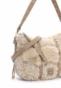 Borsa a spalla in pelliccia sintetica beige con superficie testurizzata, dettagli in pelle, una tracolla larga e cuciture decorative. Caratterizzata da hardware argentato.