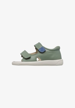 Sandalo verde per bambini piccoli con due cinturini regolabili in velcro, dettaglio a linguetta blu, ritagli ai lati e suola in gomma bianca.