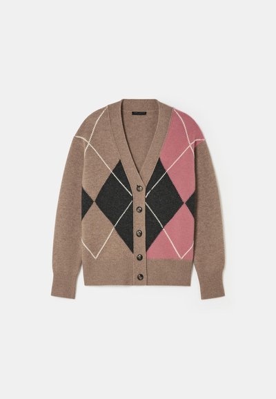 Barna kötött kardigán V-nyakkal, elülső gombokkal és fekete, rózsaszín és fehér argyle mintával. Bordázott ujjak és hem.