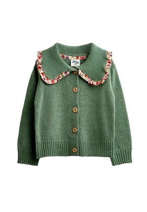 Grüne gestrickte Kinderstrickjacke mit Holzknöpfen und einem breiten Kragen, der mit floralen Rüschen besetzt ist.