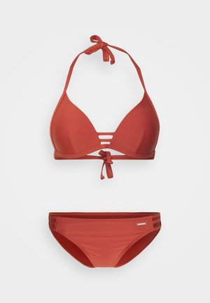 Crveni bikini set s trokutastim vrhom s vezicama oko vrata i bočnim izrezima, uparen s odgovarajućim donjim dijelom, obojica izrađeni od glatkog materijala.