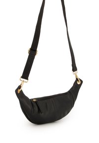 Schwarze Lederhandtasche mit geschwungenem Design, ausgestattet mit einem Reißverschluss oben, einer Vordertasche und goldenen Hardware-Akzenten. Verstellbarer Trageriemen enthalten.