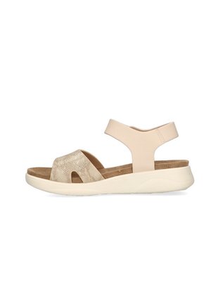 Sandalia beige con una correa texturizada de patrón de serpiente, punta abierta y correa ajustable en el tobillo, con una plantilla acolchada y suela flexible.