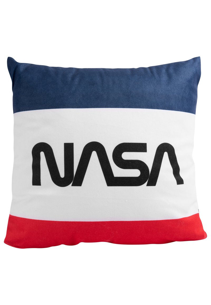 Cuscino rettangolare con segmenti blu navy, bianco e rosso. Grande logo nero "NASA" al centro sulla sezione bianca. Tessuto morbido al tatto.