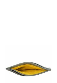 Portafoglio grigio vuoto con fodera interna in tessuto giallo brillante visibile, visto dall'alto con apertura contro uno sfondo bianco.