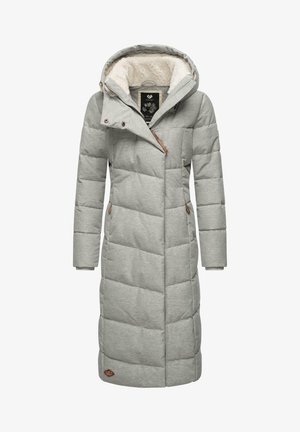 Szürke bélelt kabát kapucnival, amely műszőrme béléssel, ferde cipzáras záródással és barna bőr díszítéssel rendelkezik a zsebeknél és az ujjaknál.