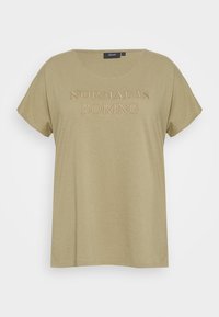 Olivově zelené bavlněné tričko s krátkým rukávem, kulatým výstřihem a embosovaným textem "NORMAL IS BORING" na přední straně. Jednoduchý design.