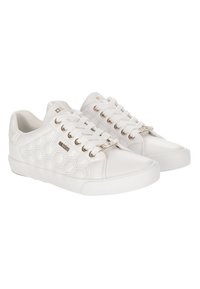 Białe sneakersy z teksturą w kształcie plastra miodu, płaską gumową podeszwą i metalowymi oczkami. Sznurówki przeplecione przez akcenty w odcieniu złota.