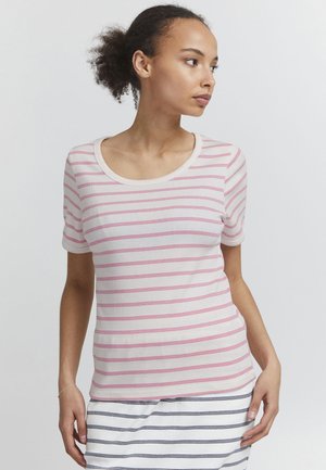 T-shirt à manches courtes rose et blanche à rayures, avec un col dégagé et une texture côtelée, associé à une jupe rayée.