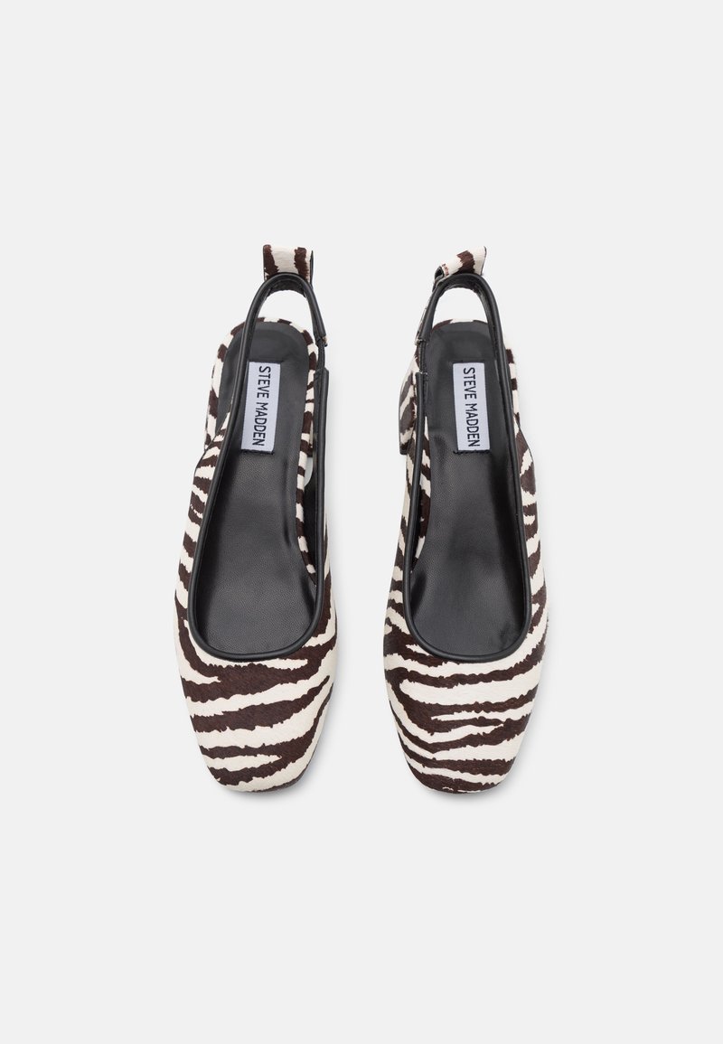 Scarpe slingback a fantasia zebra marrone e bianca con tacco piatto, caratterizzate da una punta arrotondata e una fodera interna nera liscia.