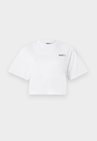Tricou alb scurt cu mâneci scurte și un mic logo "HOSIE" și logo-ul Puma pe partea stângă sus a pieptului.