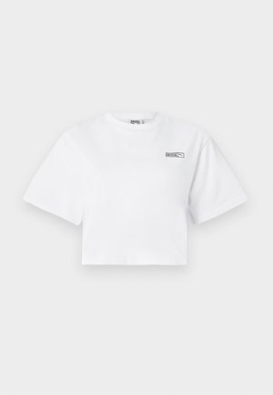Witte korte mouwen cropped t-shirt met een klein "HOSIE" en Puma logo op de bovenkant van de linkerborst.