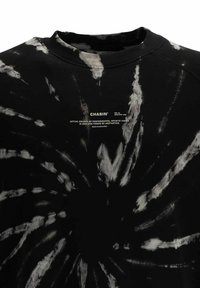 Sweat-shirt tie-dye noir et blanc avec petit texte blanc imprimé « CHASIN' » et slogan centré sous le col.