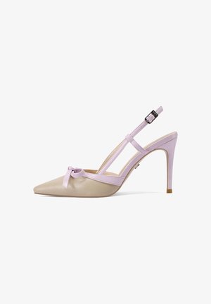 Décolleté slingback beige con punta a punta, cinturini lilla, fibbia e fiocco decorativo sulla parte anteriore.