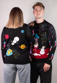 Schwarze Strickpullover mit bunten Grafiken von Planeten, Schneemännern und Feuerwerken. Strukturiertes Material mit gerippten Bündchen und Saum, lockere Passform.