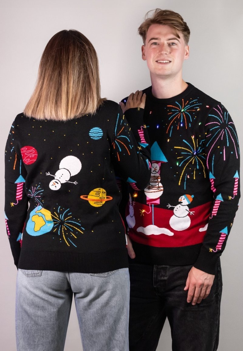 Schwarze Strickpullover mit bunten Grafiken von Planeten, Schneemännern und Feuerwerken. Strukturiertes Material mit gerippten Bündchen und Saum, lockere Passform.