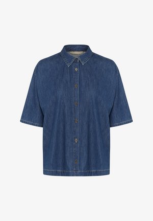 Tummansinisestä farkkupaidasta lyhyt hiha, jossa on terävä kaulus ja etupainon sulkeminen; pehmeä rakenne näkyvillä ompeluyksityiskohdilla.