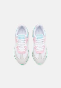 Scarpe da atletica bianche con accenti rosa e blu, materiali in rete e scamosciato, punta rotonda e design con lacci. Dettaglio sulla suola verde.