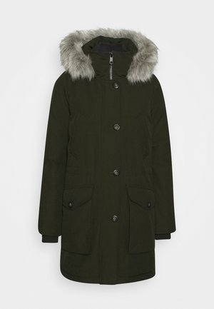 Ciemnozielona zimowa parka z guziczkami z przodu, zamkiem błyskawicznym, dwoma kieszeniami z klapkami, dwoma bocznymi kieszeniami, ściągaczami na rękawach i kapturem wyściełanym futrem.
