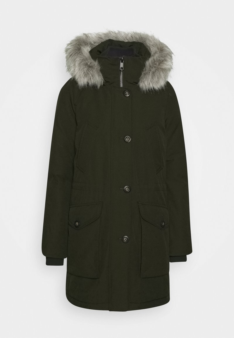 Ciemnozielona zimowa parka z guziczkami z przodu, zamkiem błyskawicznym, dwoma kieszeniami z klapkami, dwoma bocznymi kieszeniami, ściągaczami na rękawach i kapturem wyściełanym futrem.