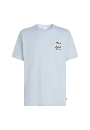 Jasnoniebieska bawełniana koszulka z krótkim rękawem, z małym graficznym wzorem na lewej stronie klatki piersiowej w czarnych i beżowych odcieniach.