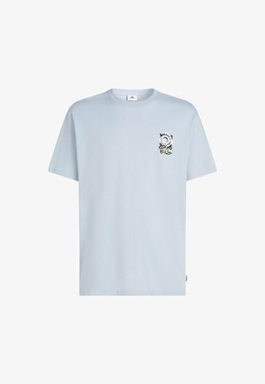 Svetlomodré bavlnené tričko s krátkym rukávom, na ľavej strane na hrudi malý grafický dizajn v čiernych a béžových tónoch.