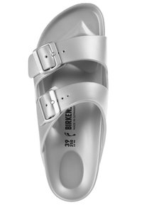Sandal in plastica grigia con due fibbie regolabili. Design piatto con una soletta sagomata. Taglia 39, etichettato "BIRKENSTOCK, MADE IN GERMANY."