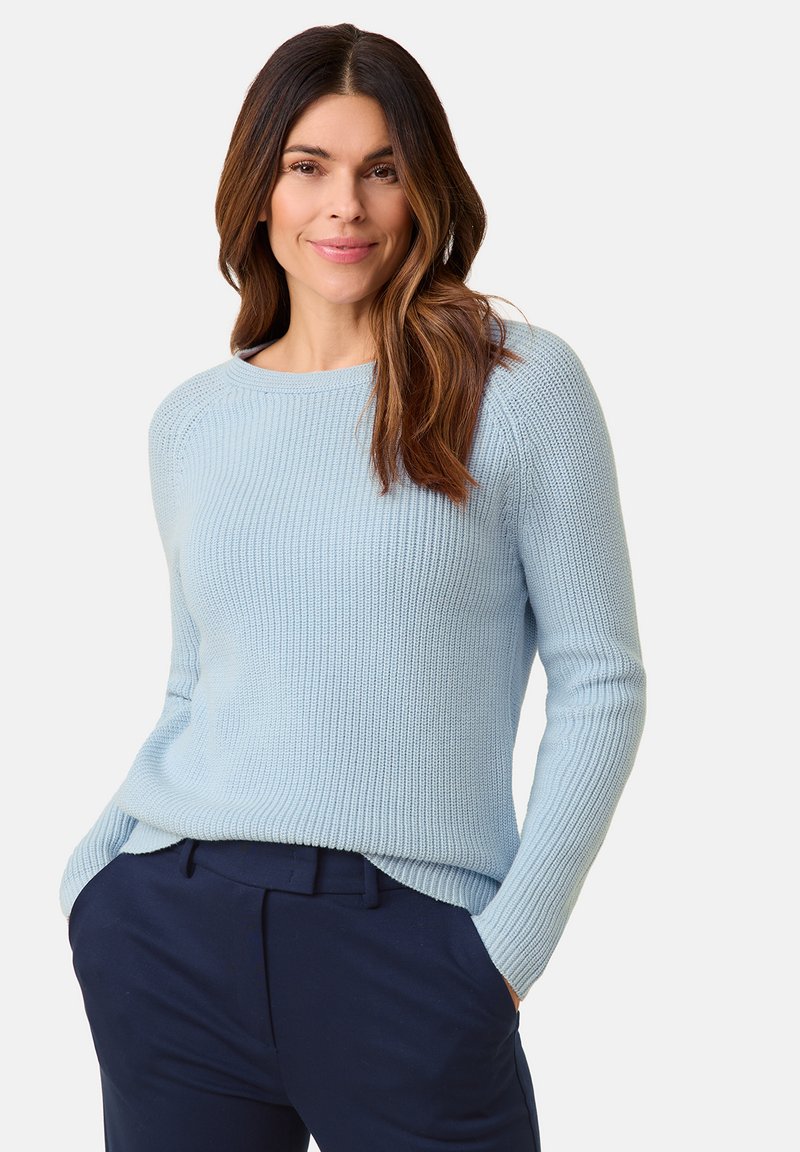 Maglione a costine blu chiaro con scollatura tonda e maniche lunghe, abbinato a pantaloni navy. Tessuto morbido e vestibilità rilassata.