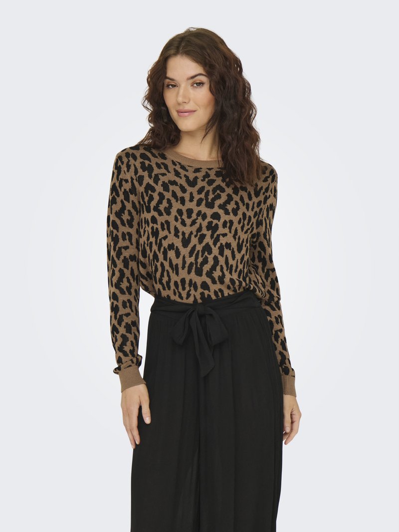 Brauner Strickpullover mit Leopardenmuster, langen Ärmeln, lockerer Passform und gerippten Bündchen, kombiniert mit schwarzen weiten Hosen und einem gebundenen Taillenbund.