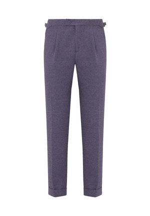 Pantaloni su misura in tessuto viola scuro con una texture morbida, dotati di pince frontali, chiusura con bottone e orli con risvolto.