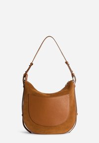 Borsa a mano in pelle marrone e camoscio con una forma curva, caratterizzata da una tasca frontale testurizzata e una tracolla lunga regolabile.