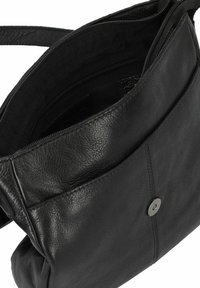 Borsa a tracolla in pelle nera con una texture morbida, chiusura con zip e una tasca frontale con bottone a pressione. Include una tracolla regolabile per maggiore comodità.