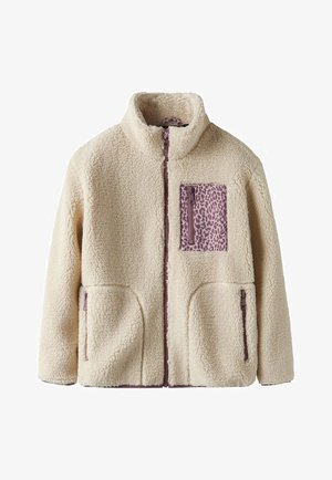 Μπουφάν από φλις σε κρεμ χρώμα με ψηλό γιακά, μπροστινό φερμουάρ, δύο τσέπες με φερμουάρ στο πλάι και μία μωβ τσέπη στο στήθος με λεοπάρ σχέδιο.